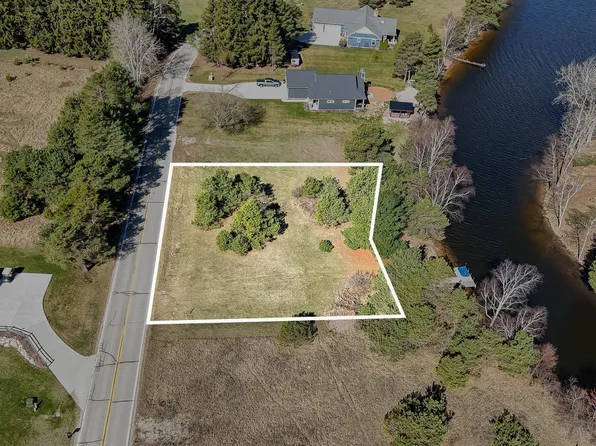 1208 Clubhouse Dr, Lake Isabella, MI 48893