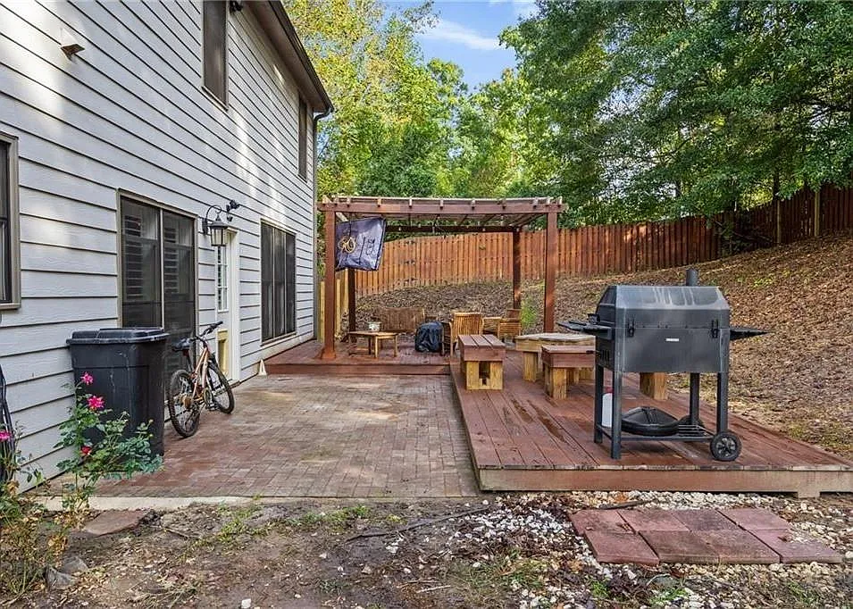 4 bed, 2.5 bath, 2495 sqft, $3,000 — Photo 3
