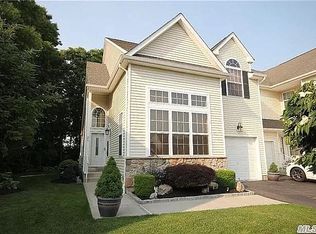 21 Yosemite Cir, Bohemia, NY 11716