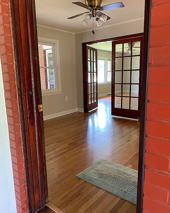 1st image of 207 Katherine St