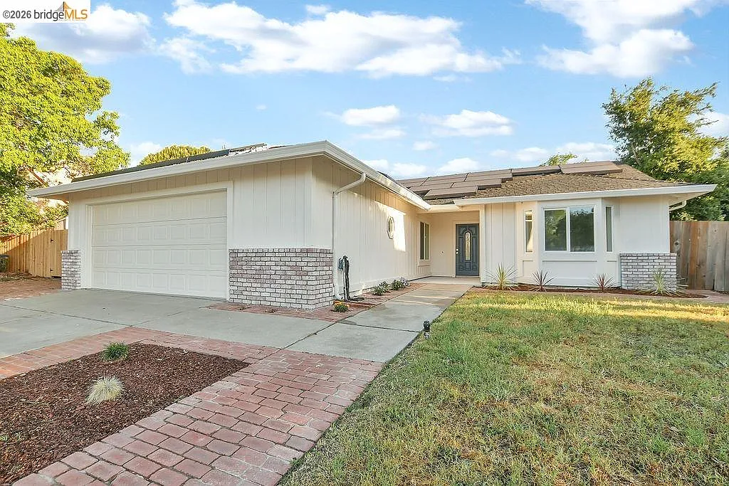 1060 Woodglen Dr photo 1