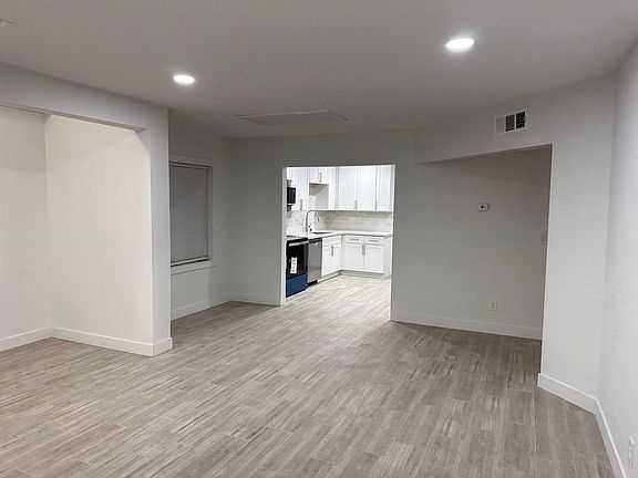 4th image of 1305 E Oakey Blvd