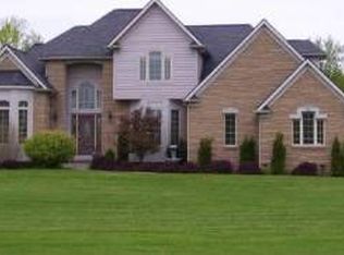 2 Center Court Ln, Penfield, NY 14526