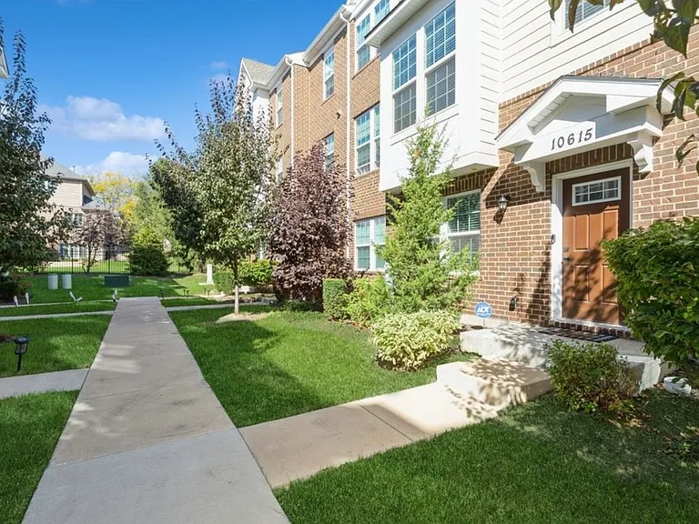 Paige Cir — Photo 1