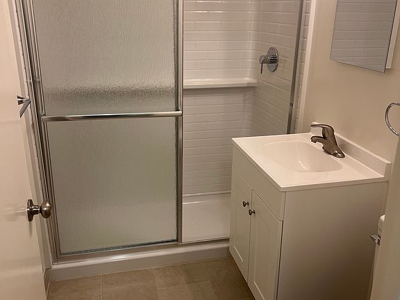 4th image of 124 Southwood Ctr #5
