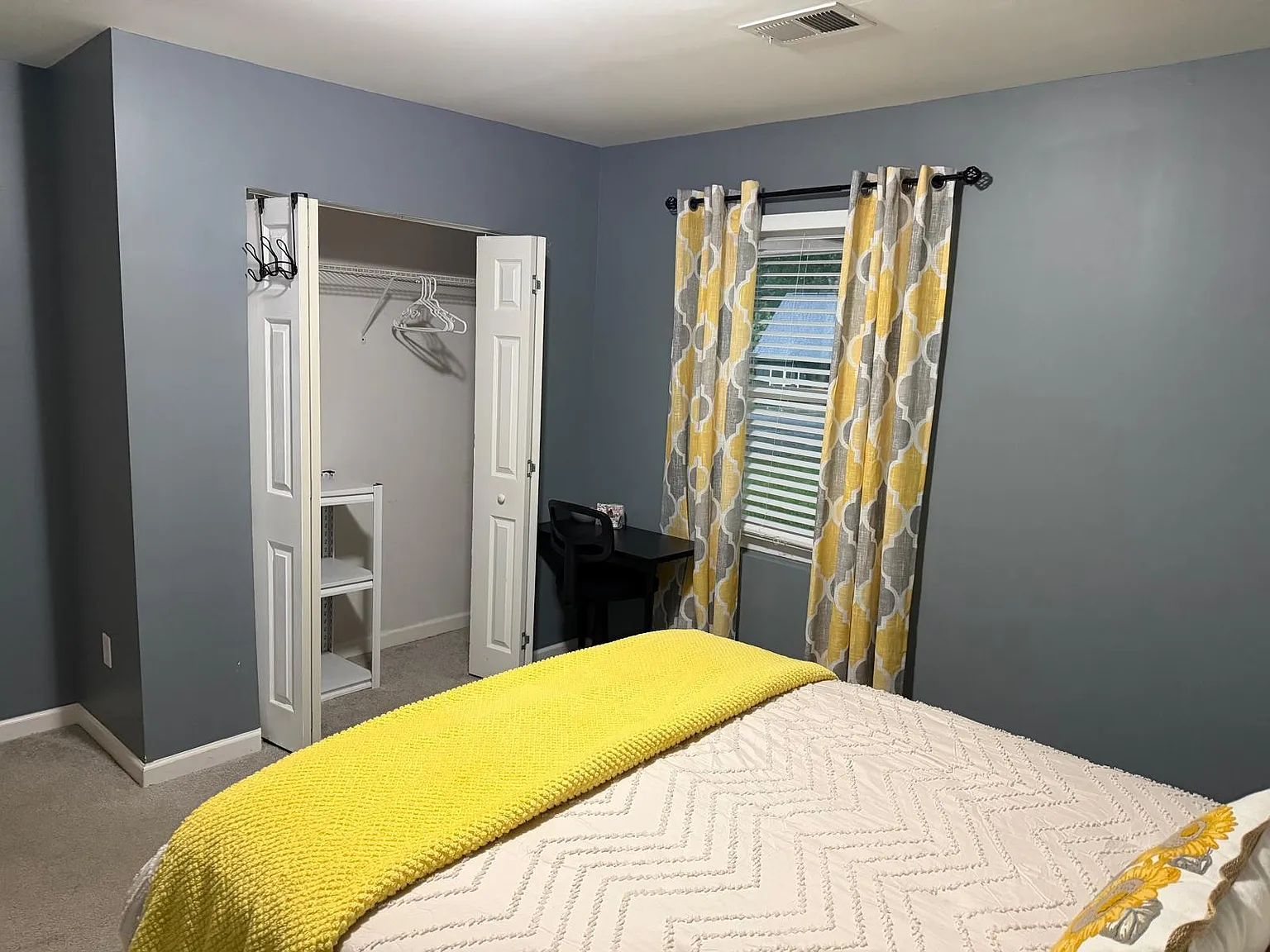 3 bed, 2.0 bath, 1300 sqft, $1,092 — Photo 3