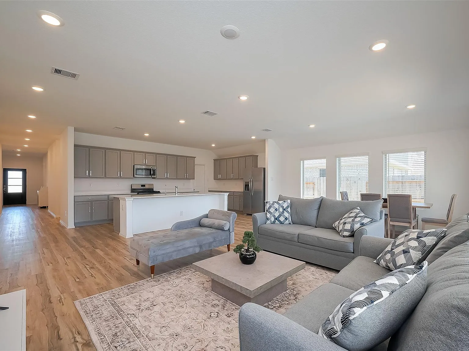 4 bed, 3.0 bath, 2372 sqft, $2,500 — Photo 3