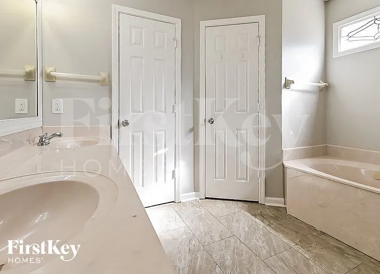 8690 Rivermill Cv — Photo 10