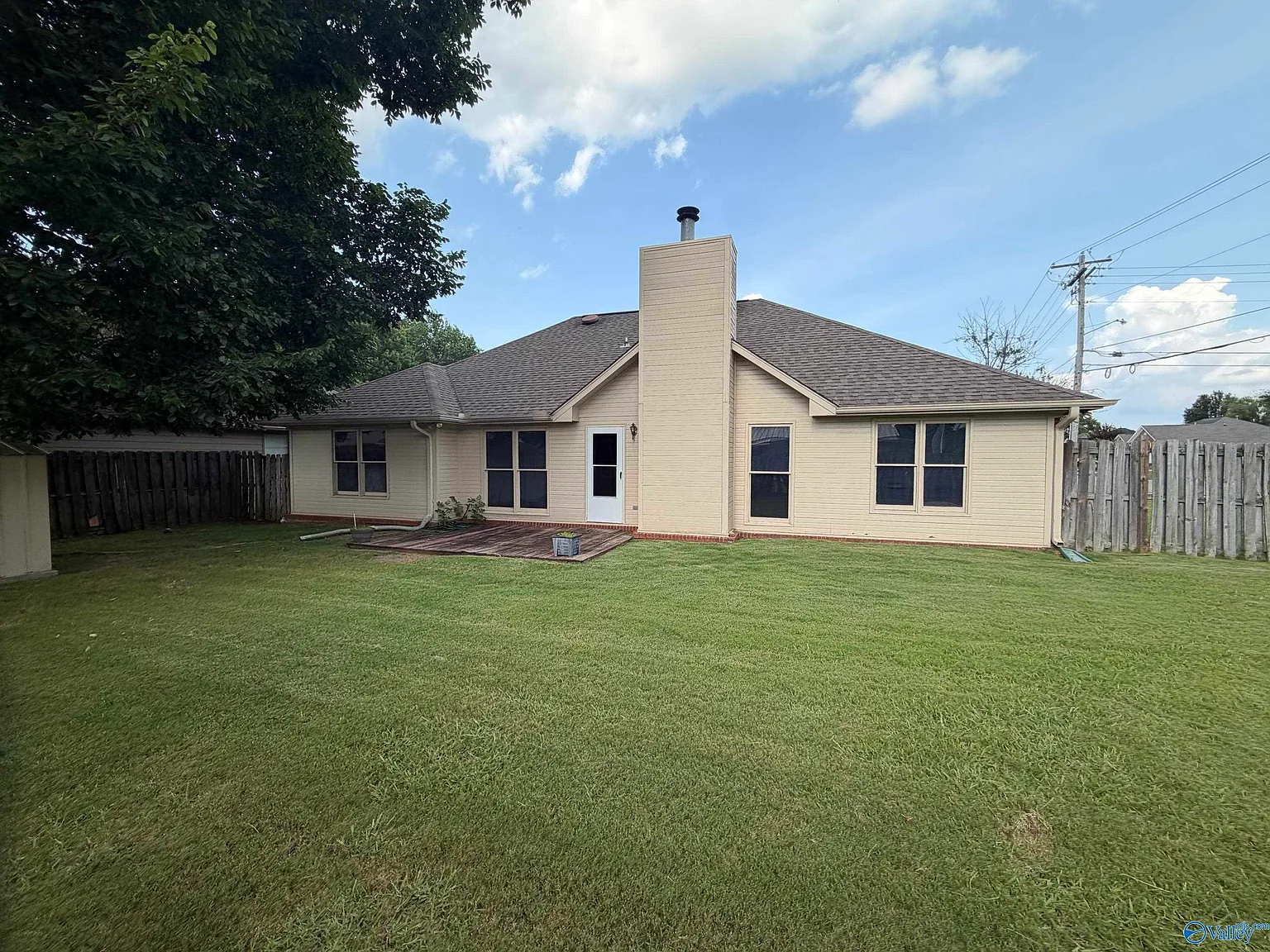 3 bed, 2.0 bath, 1604 sqft, $2,200 — Photo 2
