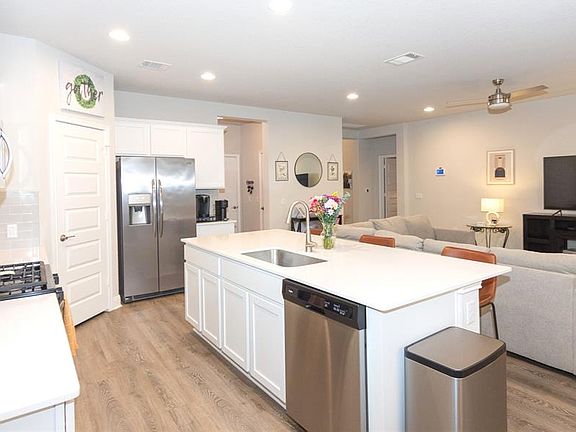 3rd image of 16941 Aventura Ave