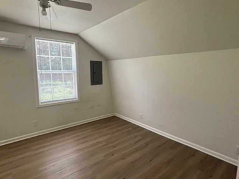 1005 Ross Ln — Photo 3