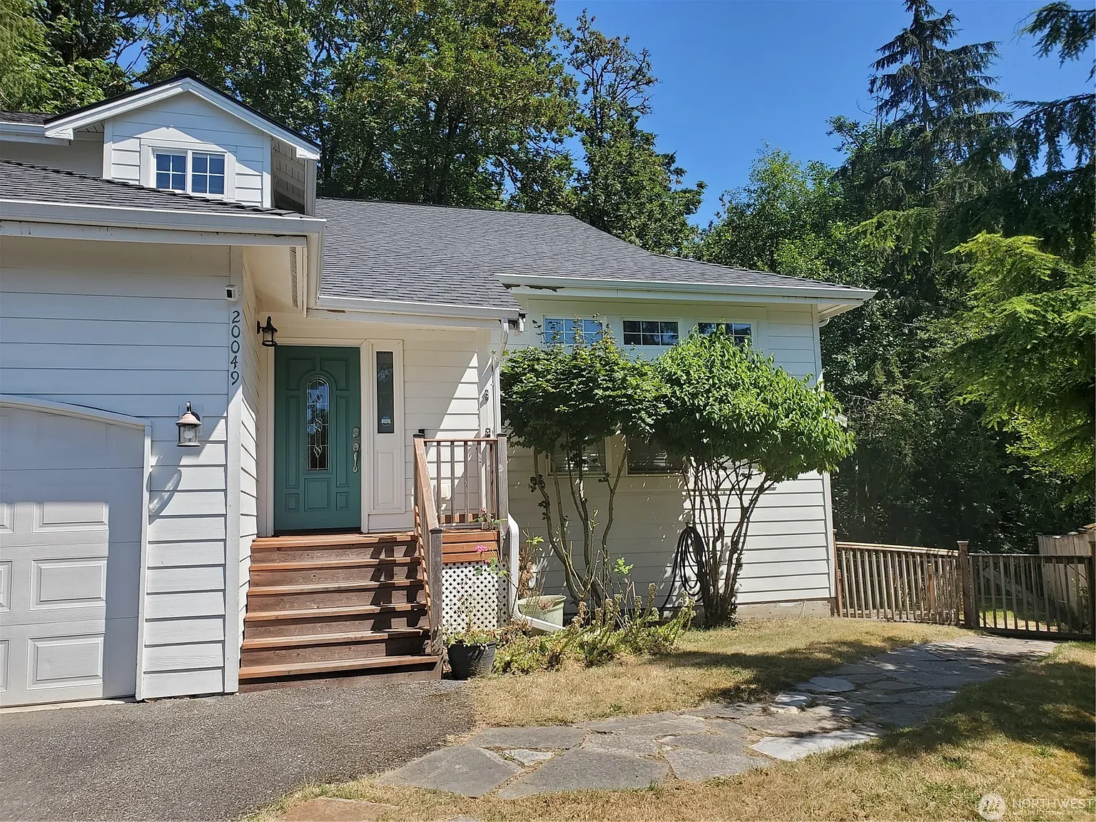 5 bed, 3.5 bath, 2560 sqft, $3,600 — Photo 2