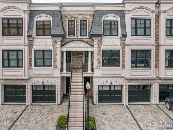 19 Marquis Ct, Edgewater, NJ 07020