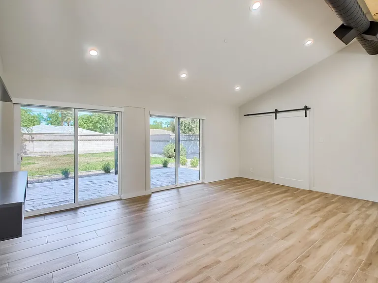 1402 W Berridge Ln — Photo 6