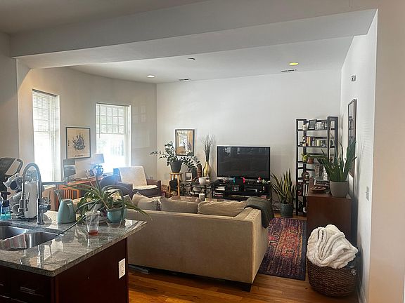 4th image of 3218 W Fullerton Ave #1