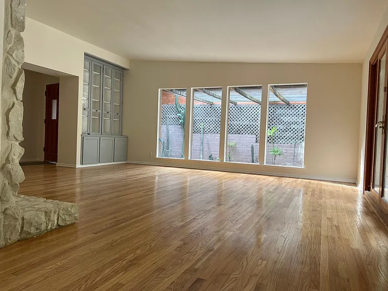 Livingroom with view of the private courtyard