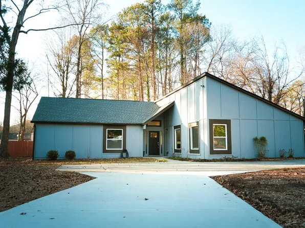 2950 Manitoba Ln, Marietta, GA 30062