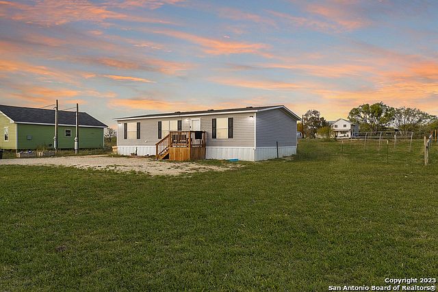 1st image of 305 MARAVILLAS DR