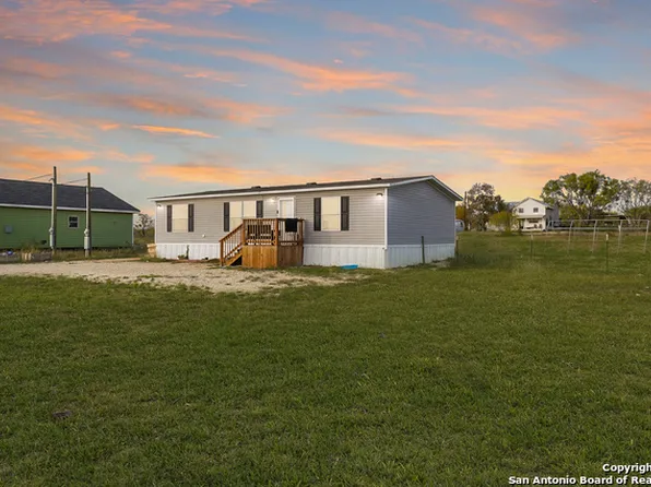 305 MARAVILLAS DR, Pleasanton, TX 78064