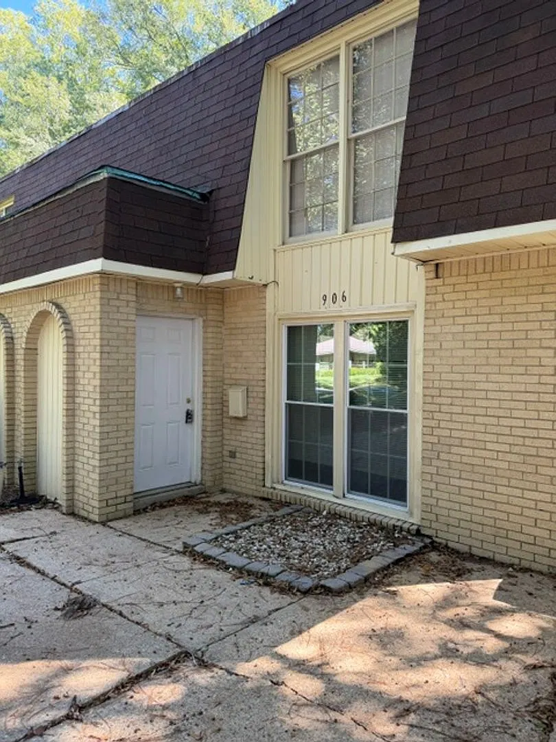 Augusta Ave 906 — Photo 1