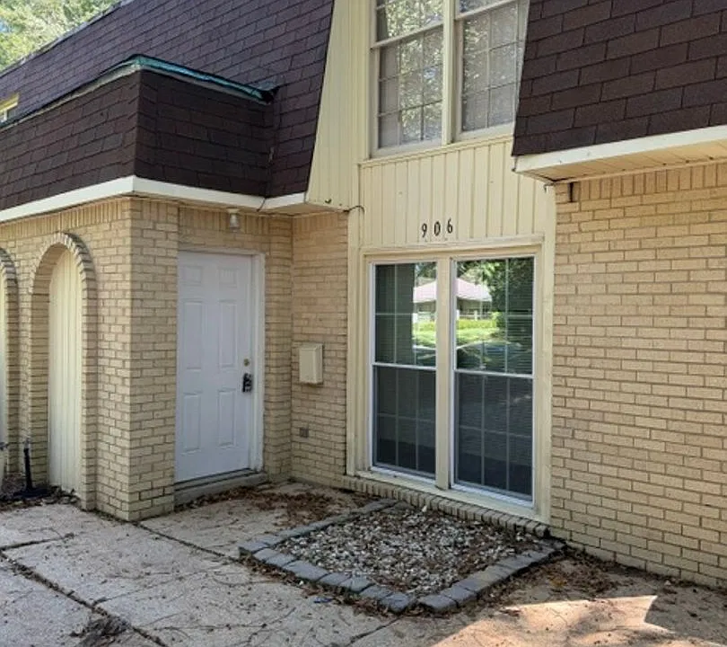 906 Augusta Ave