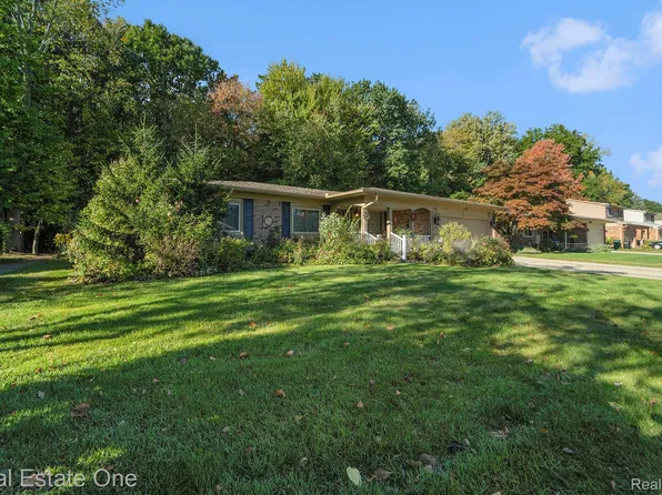 5761 Bingham Dr, Troy, MI 48085