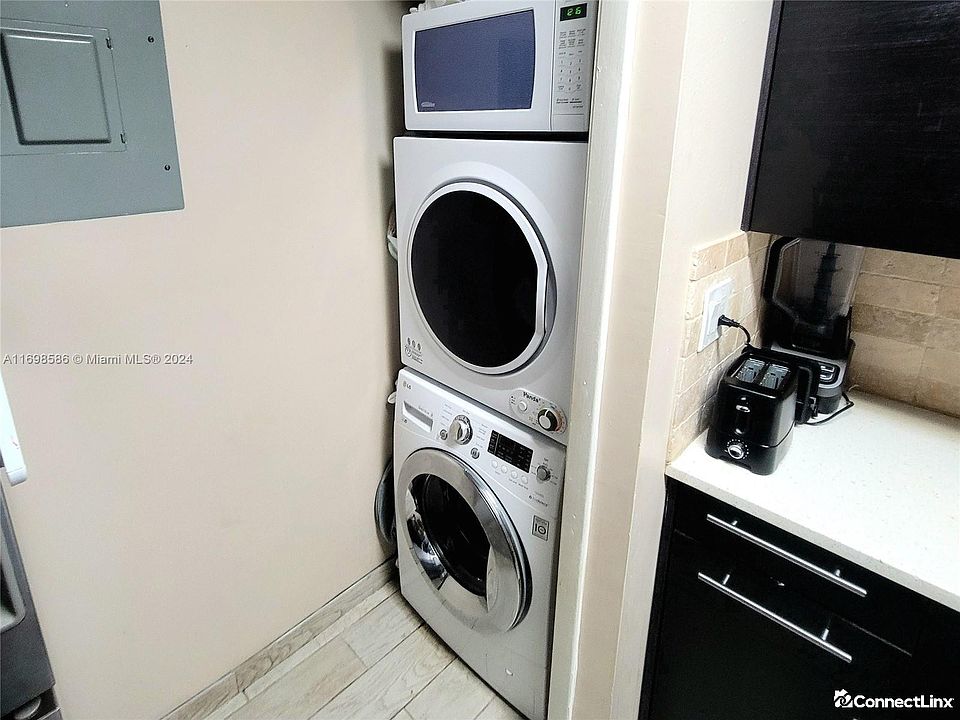 1st image of 220 Lakeview Dr