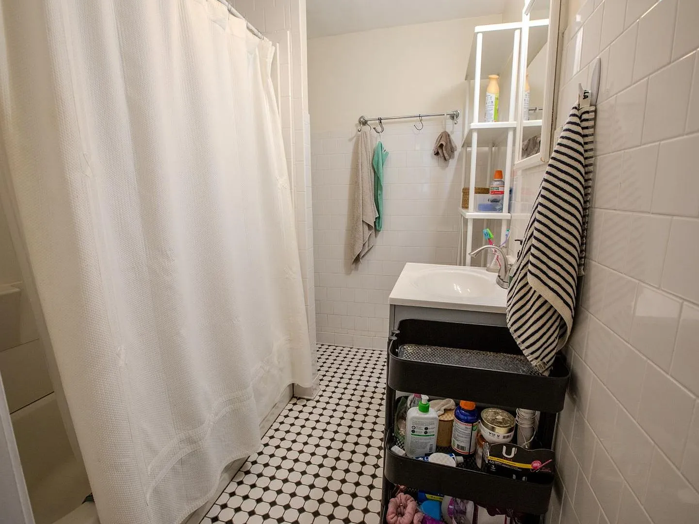 4 Bed, 1 Bath - Two Months Free - Steps From Boston University (Bu) And Coolidge Corner — Photo 4