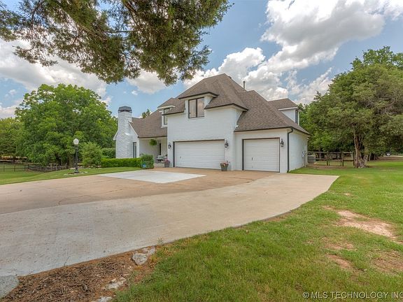 3 car garage with plenty of driveway space