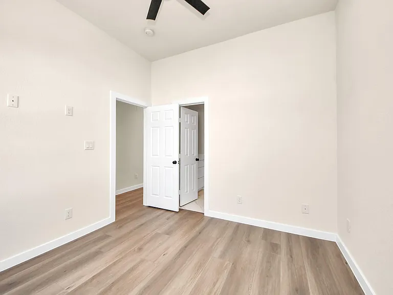 8025 Peachtree St #B — Photo 35