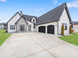 17883 Creekside Dr, Clive, IA 50325