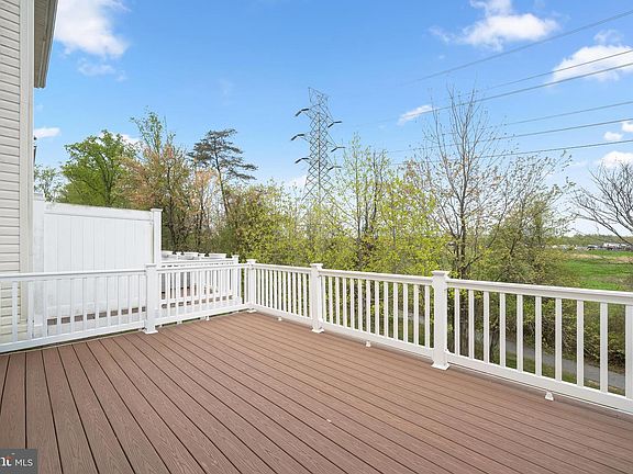 4th image of 1006 Red Clover Rd