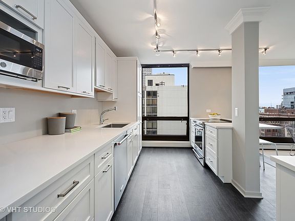5th image of 100 E Bellevue Pl APT 25E
