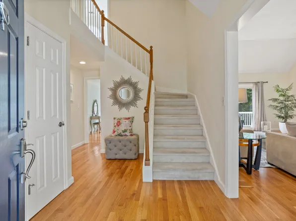 4 Shire Ln, Bedford, MA 01730