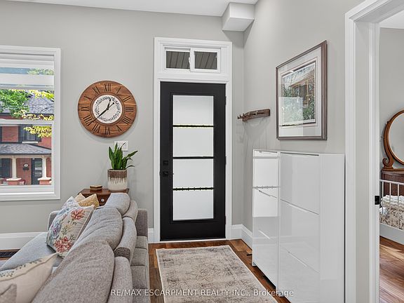 4th image of 122 Stuart St