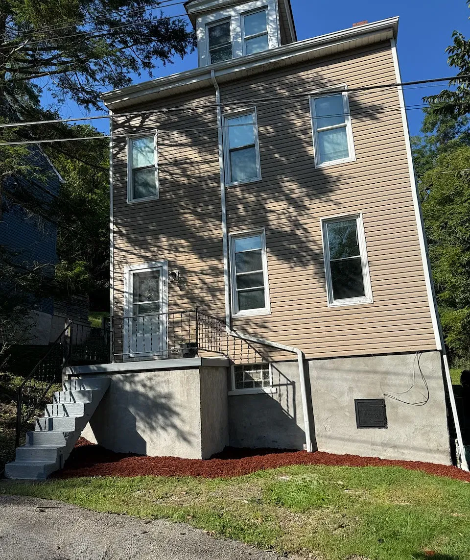 3 bed, 1.5 bath, 1518 sqft, $1,900 — Photo 1