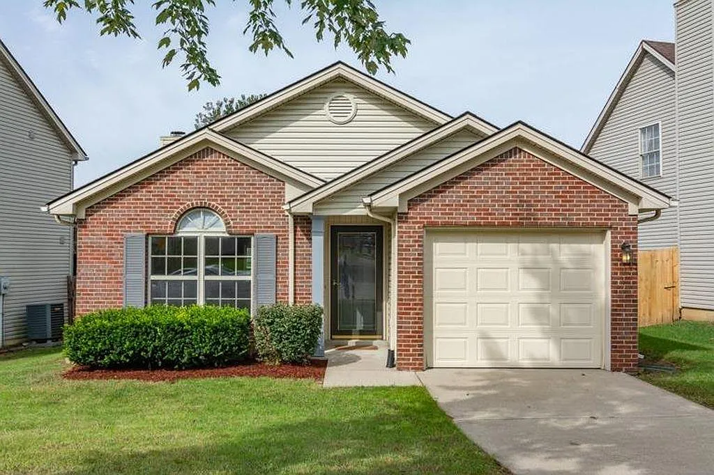 3 bed, 1403 sqft, $1,800 — Photo 2