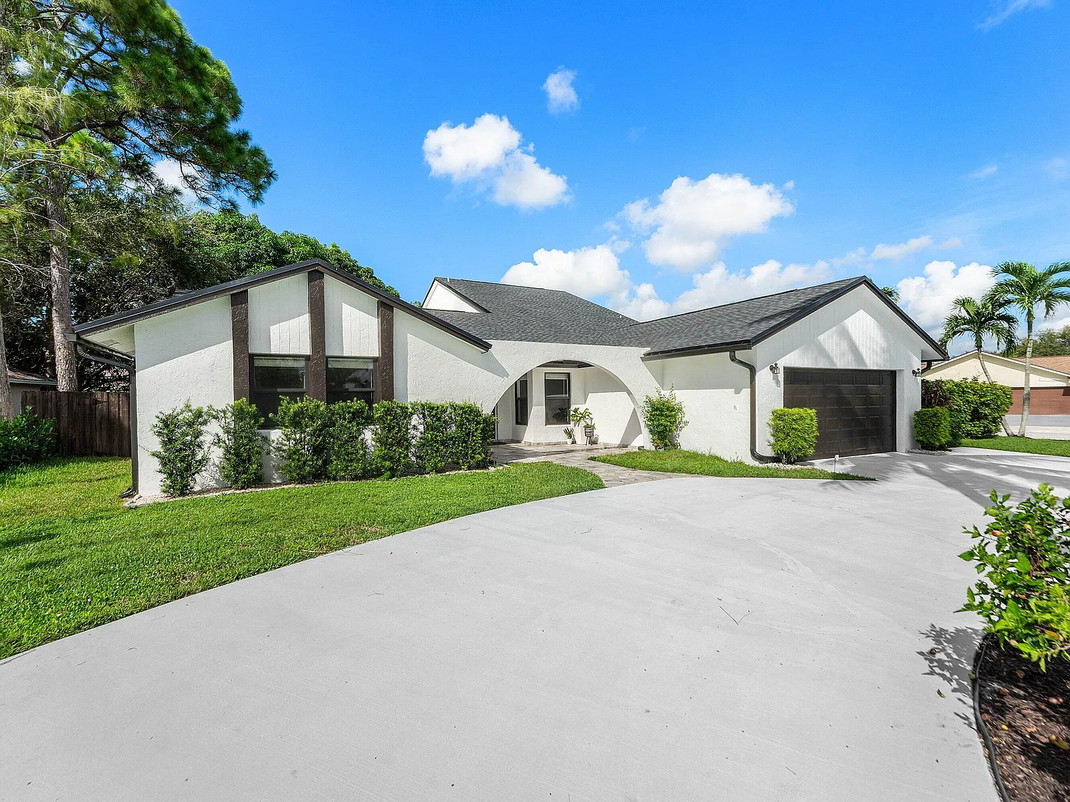 4 bed, 4.0 bath, 3155 sqft, $9,000 — Photo 2