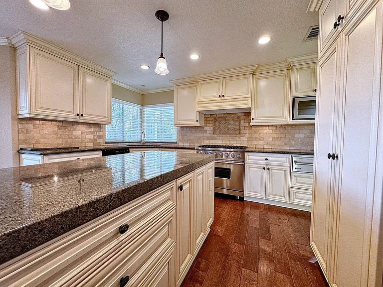 1652 Longview Dr — Photo 4
