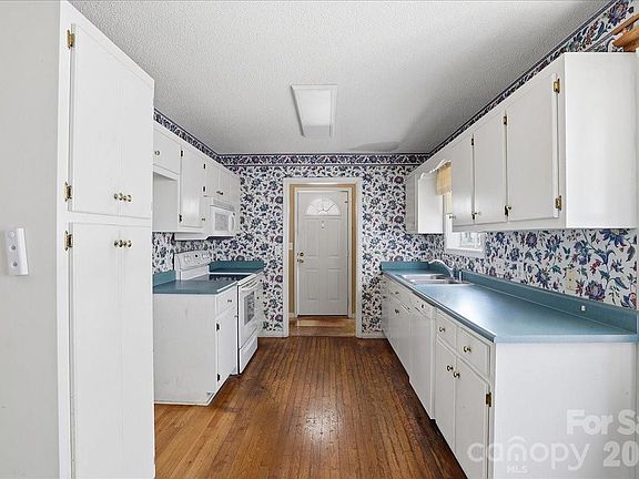 5th image of 411 Patio Rd