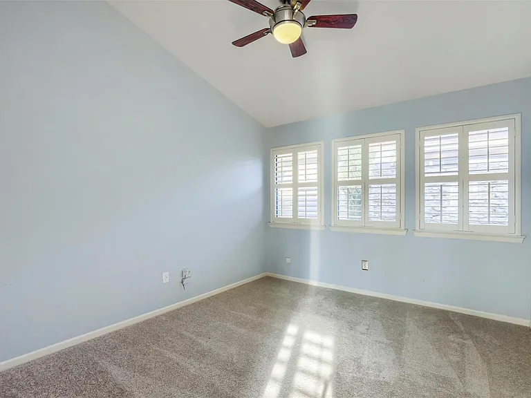 208 Crescent Blf — Photo 21
