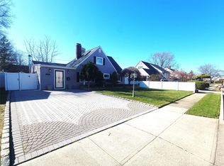 18 Apollo Ln, Hicksville, NY 11801