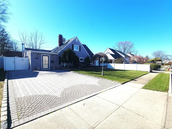 18 Apollo Lane, Hicksville, NY 11801