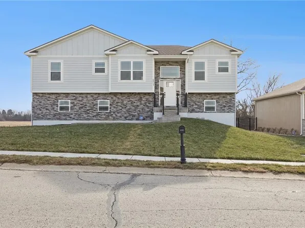 2313 Burris Dr, Harrisonville, MO 64701