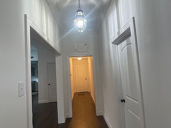 Entry way 10 foot ceilings 