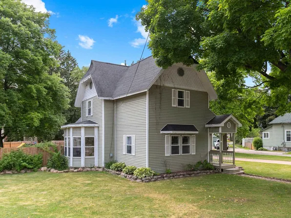 716 School St, Waupaca, WI 54981