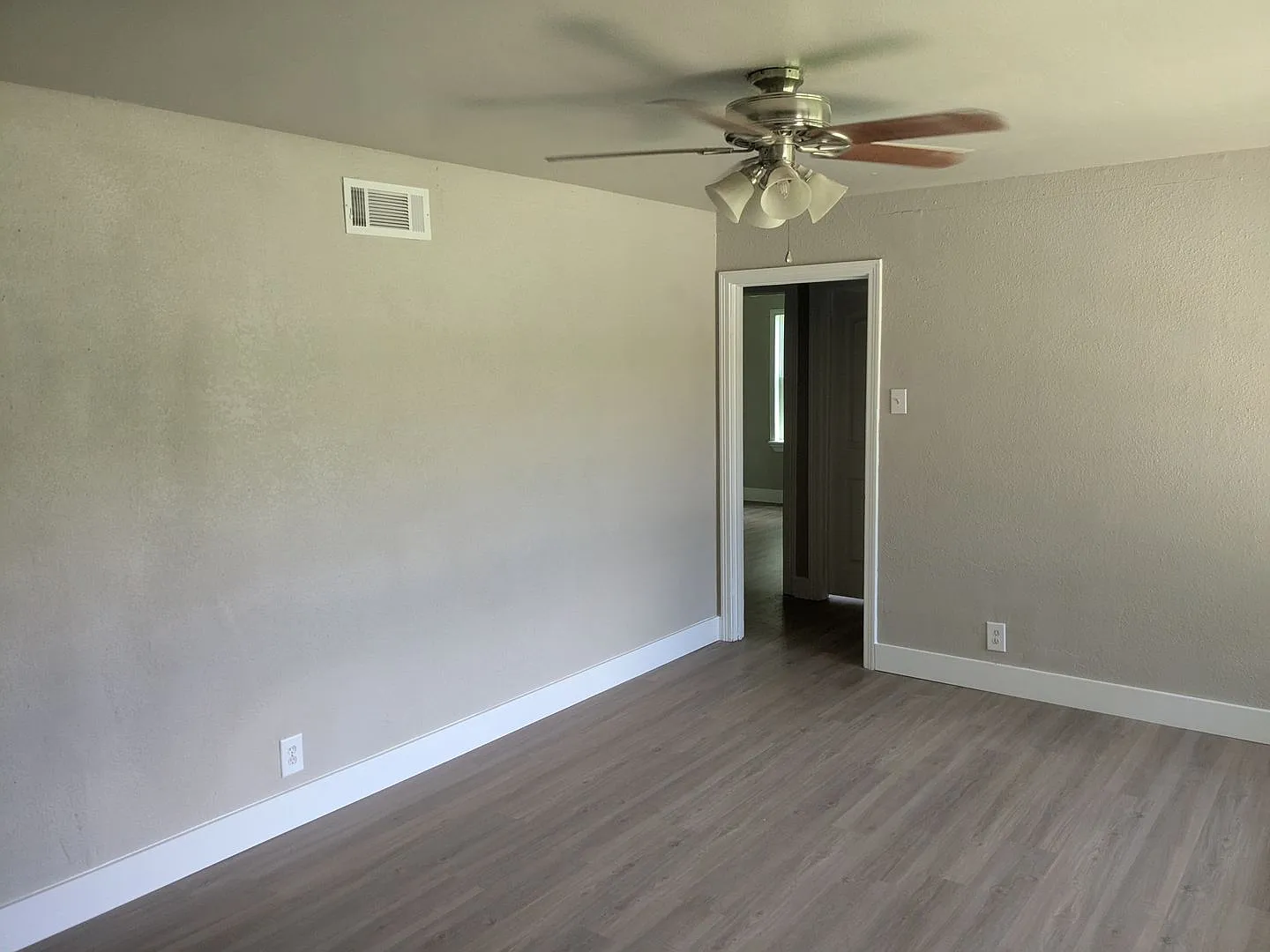 Remodeled 3/1 with Fenced Yard and Laundry Room — Photo 2