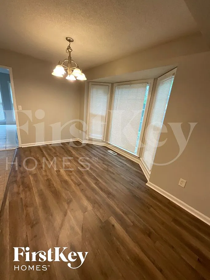 3 bed, 2.0 bath, 1692 sqft, $2,355 — Photo 4