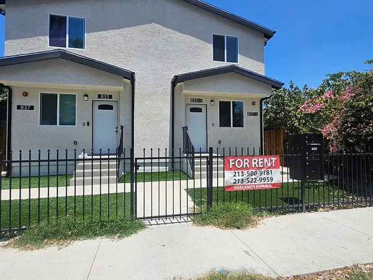 33(835E) — Photo 3