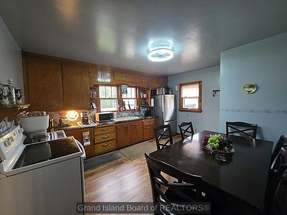 5th image of 611 W 11th St